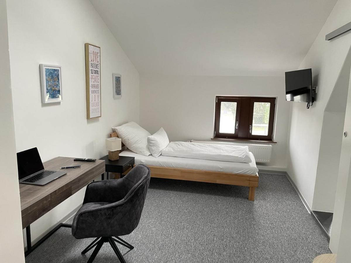 Hotel-Am-Bahnhof Stuttgart-Ditzingen Szoba fotó